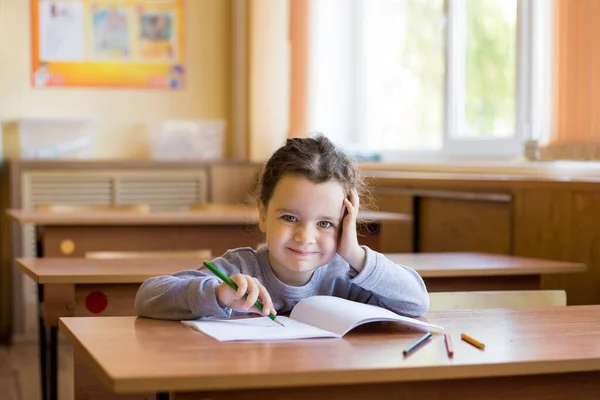 Кавказька Маленька Усміхнена Дівчинка Сидить Столом Класі Починає Малювати Чистий — стокове фото