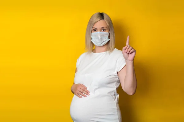 Een Zwanger Meisje Met Een Beschermend Masker Dat Haar Vinger — Stockfoto