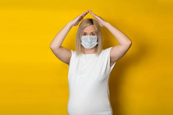 Een Zwanger Meisje Met Een Beschermend Masker Maakt Het Vasthouden — Stockfoto