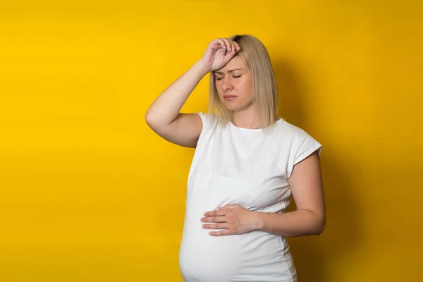 Zwanger Vrouw Blond Met Een Hoofdpijn Een Gele Achtergrond — Stockfoto