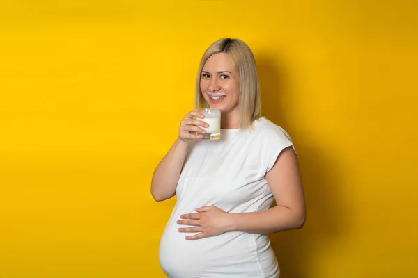 Έγκυος Γυναίκα Ξανθιά Που Πίνει Γάλα Από Ποτήρι Κρατώντας Χέρι — Φωτογραφία Αρχείου