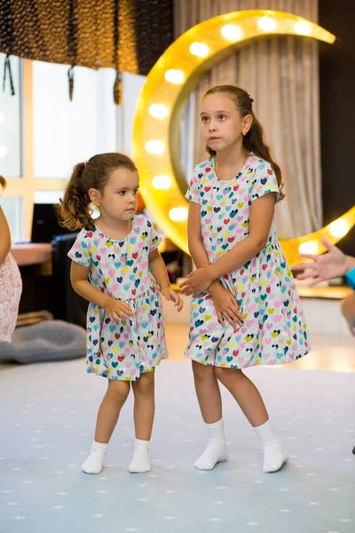 Маленькие Милые Девочки Одинаковых Платьях Танцуют Детском Празднике Фоне Ярко — стоковое фото