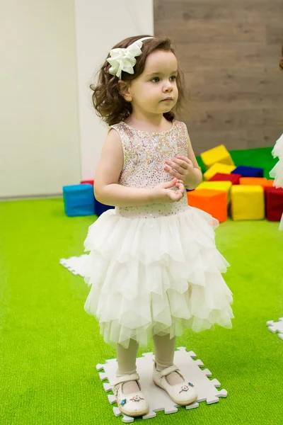 Маленькая Милая Девочка Пышном Платье Играет Каникулах — стоковое фото