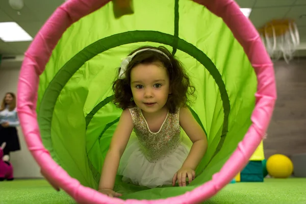 Маленькая Девочка Ползает Игрушечном Тоннеле Праздники — стоковое фото