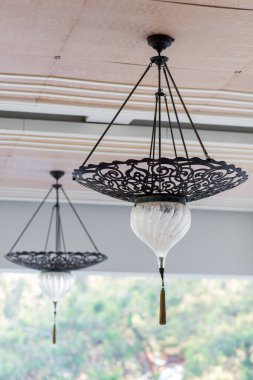 Sarı duvarında gölgesi olan demir fener, Telc..