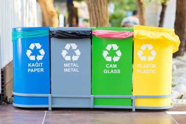 Ayrı atık için Türkçe ve İngilizce yazıtları olan seçici çöp kutusu koleksiyonu.