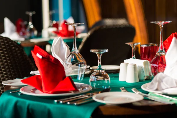 Όμορφα Διακοσμημένα Επιτραπέζια Ραντεβού Όμορφη Διακόσμηση Πιάτα Και Πετσέτες Κομψό — Φωτογραφία Αρχείου