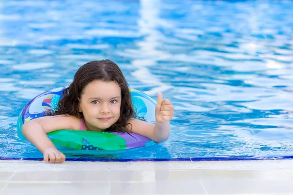 Küçük Bir Kız Şişme Yüzükle Havuzda Yüzüyor Baş Parmağının Hareketini — Stok fotoğraf
