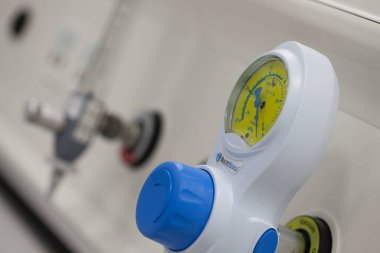 Klinik beceri merkezinde test ekipmanları, NHS personeli eğitimi 