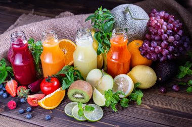 Taze meyveden yapılan renkli meyve suyu, sağlıklı ve vejetaryen insanlar için taze menü, sanat eseri ve grafik tasarımı için yüksek kaliteli fotoğraf 