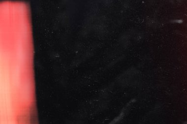 Arkaplanda ağır tahıl, toz ve ışık sızıntısı olan film dokusu tasarlanmış. Stüdyoda Siyah Arkaplan 'ın üzerinde Gerçek Lens Fişeği Çekimi. Üstüste ya da Ekran Filtresi olarak eklemek kolay