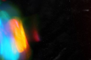 Arkaplanda ağır tahıl, toz ve ışık sızıntısı olan film dokusu tasarlanmış. Stüdyoda Siyah Arkaplan 'ın üzerinde Gerçek Lens Fişeği Çekimi. Üstüste ya da Ekran Filtresi olarak eklemek kolay