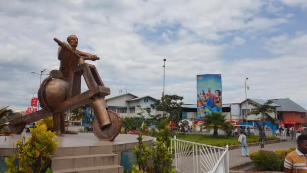 Goma Congo Agosto 2019 Estatua Chukudu Vehículo Dos Ruedas Utilizado — Vídeos de Stock