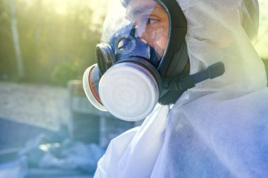 Coronavirus Covid-19 'a karşı büyük gaz maskesi takan adam. SARS-CoV2 virüs salgını için kilitlenme. Apocalypse uzmanı anti virüs ve radyasyon gaz maskesi soluyor. Kıyamet günü kıyafetleri