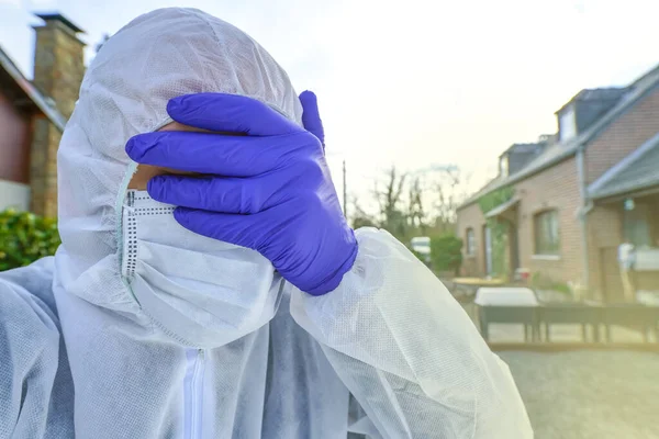 Lékař Nosí Antivirovou Ochrannou Masku Kombinézy Během Pandemie Koronaviru Celém — Stock fotografie