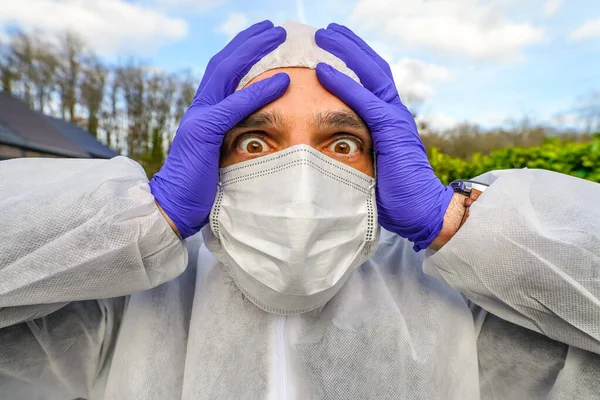 Lékař Nosí Antivirovou Ochrannou Masku Kombinézy Během Pandemie Koronaviru Celém — Stock fotografie