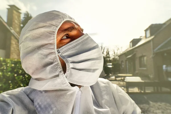 Dokter Draagt Antivirale Beschermende Chirurgische Gezichtsmasker Overall Tijdens Coronavirus Pandemie — Stockfoto