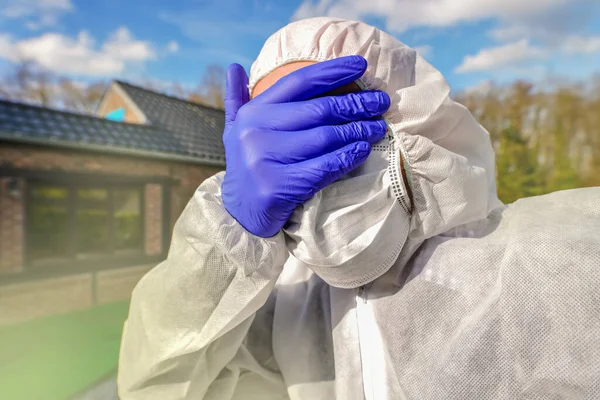 Médico Vestindo Máscara Protetora Antiviral Rosto Cirúrgico Macacões Durante Pandemia — Fotografia de Stock