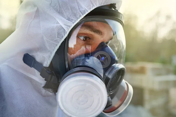 Homem Com Uma Grande Máscara Gás Contra Contaminação Pelo Coronavirus — Fotografia de Stock