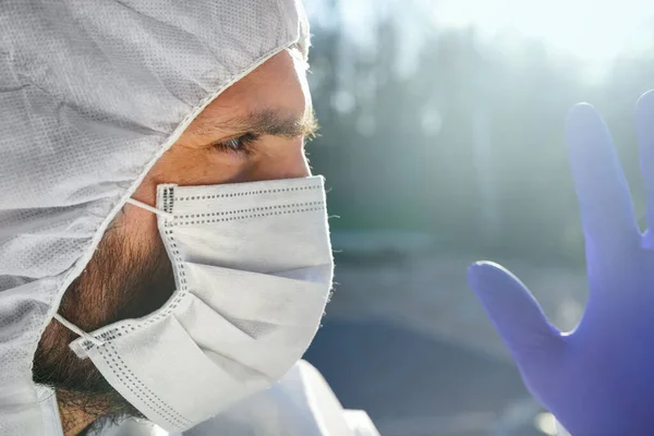 Lékař Nosí Antivirovou Ochrannou Masku Kombinézy Během Pandemie Koronaviru Celém — Stock fotografie