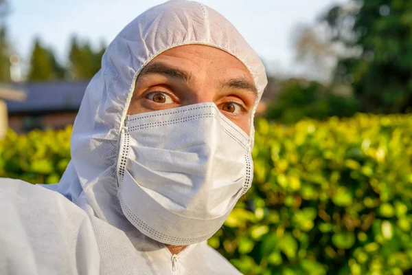 Lékař Nosí Antivirovou Ochrannou Masku Kombinézy Během Pandemie Koronaviru Celém — Stock fotografie