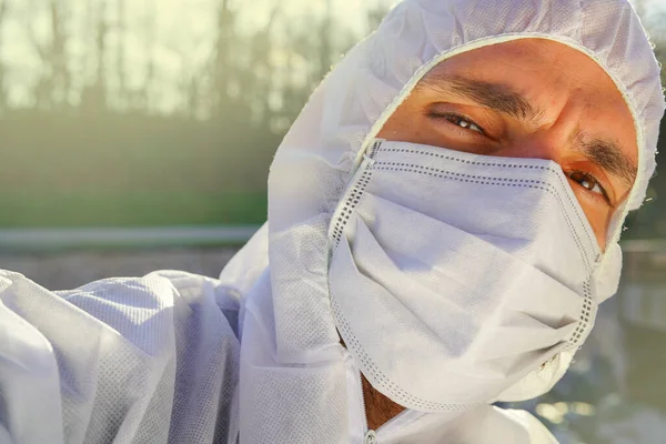 Médico Vestindo Máscara Protetora Antiviral Rosto Cirúrgico Macacões Durante Pandemia — Fotografia de Stock