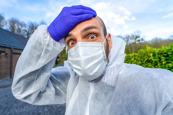 Lékař Nosí Antivirovou Ochrannou Masku Kombinézy Během Pandemie Koronaviru Celém — Stock fotografie