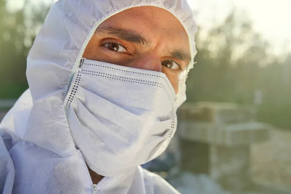 Lékař Nosí Antivirovou Ochrannou Masku Kombinézy Během Pandemie Koronaviru Celém — Stock fotografie