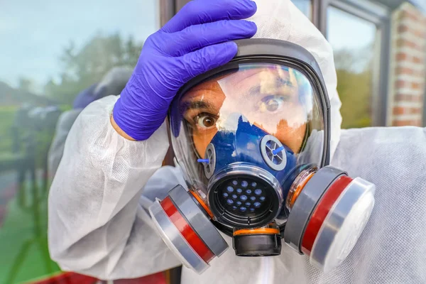 Homem Com Uma Grande Máscara Gás Contra Contaminação Pelo Coronavirus — Fotografia de Stock