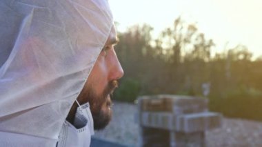 Dünya çapında Coronavirus salgını sırasında antiviral koruyucu yüz maskesi ve tulumu takan doktor Avrupa, ABD ve Çin 'de kilit altında. Tehlikeli SARS-CoV-2 virüs salgını.