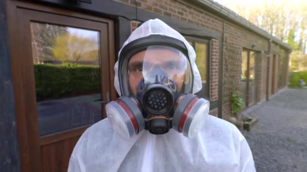 Mann Mit Atemschutzmaske Und Weißem Warnanzug Mit Zeichen Weltweite Coronavirus — Stockvideo