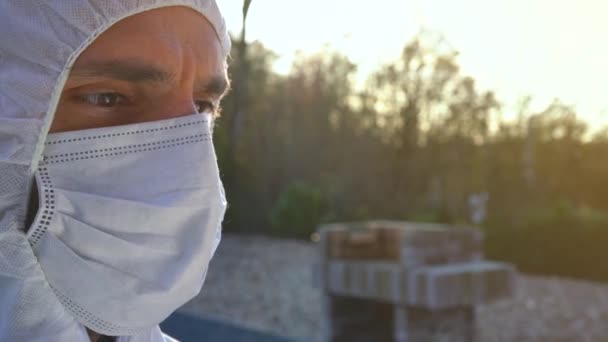 Médico Vestindo Máscara Protetora Antiviral Rosto Cirúrgico Macacões Durante Pandemia — Vídeo de Stock