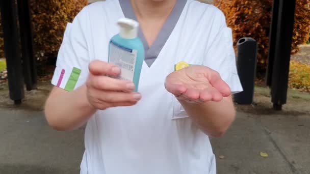 フランス 2020年3月23日 手の消毒剤または石鹸で手を効率的に洗浄してこする方法を示すチュートリアル コロナウイルスSars Cov 2の有用な先端 Covid 19流行病 — ストック動画