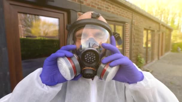 Uomo Indossa Maschera Respiratoria Completa Tuta Hazmat Bianca Durante Coronavirus — Video Stock