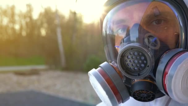 Man Draagt Volledige Masker Witte Hazmat Coverall Blauwe Handschoenen Tijdens — Stockvideo