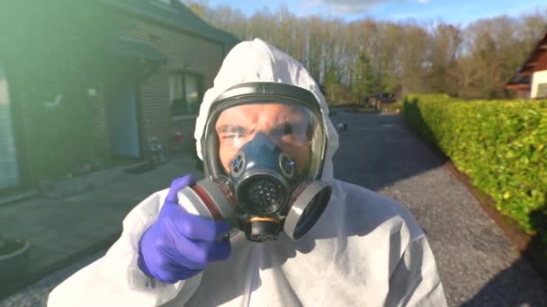 Muž Maskou Plného Dýchacího Ústrojí Bílou Kombinézou Modrými Rukavicemi Během — Stock video