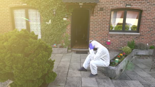 Man Met Een Groot Gasmasker Tegen Coronavirus Covid Besmetting Afsluiting — Stockvideo