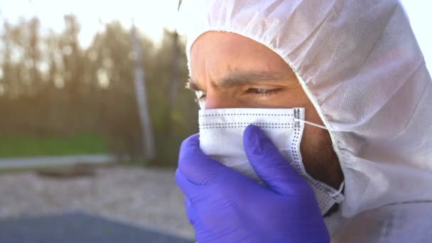 Läkare Bär Antivirala Skyddande Kirurgiska Ansiktsmask Och Overaller Coronavirus Pandemi — Stockvideo