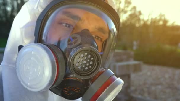 Man Wearing Full Respirator Mask White Hazmat Coverall Blue Gloves — Stock Video