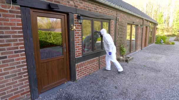 Man Draagt Volledige Masker Witte Hazmat Coverall Blauwe Handschoenen Tijdens — Stockvideo