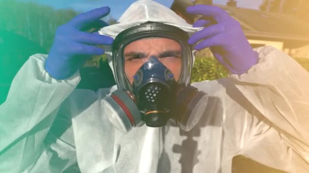 Uomo Con Maschera Respiratoria Completa Tuta Hazmat Bianca Guanti Blu — Video Stock