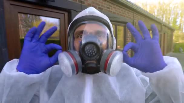 Man Bär Full Respirator Mask Och Vit Hazmat Täcker Alla — Stockvideo