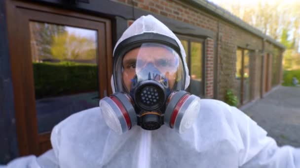 Man Bär Full Respirator Mask Och Vit Hazmat Coverall Och — Stockvideo