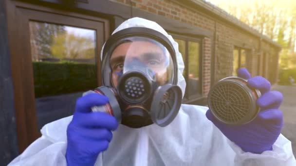 Man Bär Full Respirator Mask Och Vit Hazmat Täcker Alla — Stockvideo