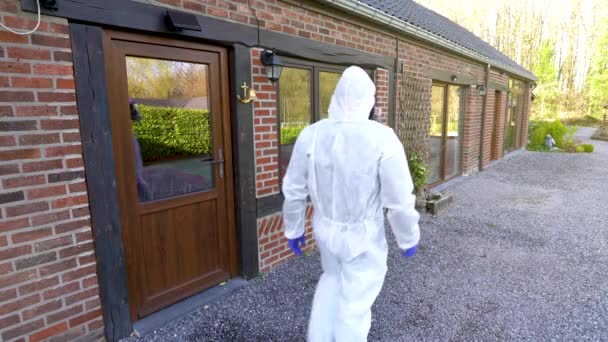 Man Bär Full Respirator Mask Och Vit Hazmat Coverall Och — Stockvideo