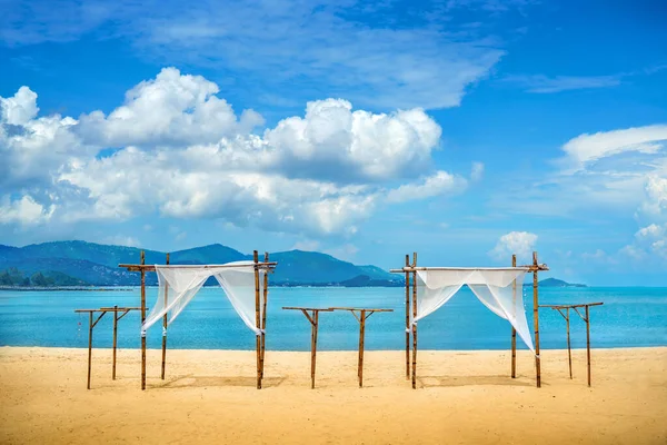 Sommarsemester Blått Hav Tält Vit Sandstrand Mulen Himmel Lugn Avkopplande — Stockfoto