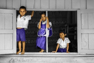 Mae Hong Son, Tayland - 25 Mart 2019: Mae Hong Son 'da Tayland' ın kuzeyindeki etnik azınlıktan Asyalı öğrenciler. Burma sınırı yakınlarındaki mülteci kampında genç öğrenciler..