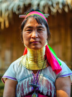 Huay Pu Keng, Tayland - 22 Mart 2019: Huay Pu Keng köyünde gülümseyen uzun boyunlu Kayan Padaung kadın. Boynunda pirinçten bobinler olan güzel bir kadın portresi.