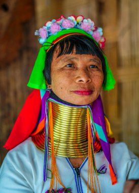 Huay Pu Keng, Tayland - 22 Mart 2019: Huay Pu Keng köyünde gülümseyen uzun boyunlu Kayan Padaung kadın. Boynunda pirinçten bobinler olan güzel bir kadın portresi.