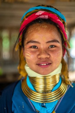 Huay Pu Keng, Tayland - 22 Mart 2019: Huay Pu Keng köyünde gülümseyen uzun boyunlu Kayan Padaung kadın. Boynunda pirinçten bobinler olan güzel bir kadın portresi.